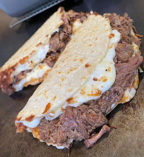 Quesadilla con Barbacoa y Chivo.