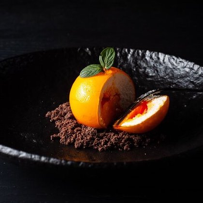 Holsteins San Pedro is an upscale restaurant in Monterrey, Mexico, serving a cheesecake dessert that looks like a recently harvested orange from the outside.