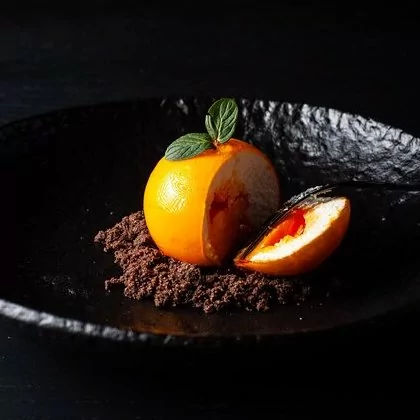 Holsteins San Pedro is an upscale restaurant in Monterrey, Mexico, serving a cheesecake dessert that looks like a recently harvested orange from the outside.