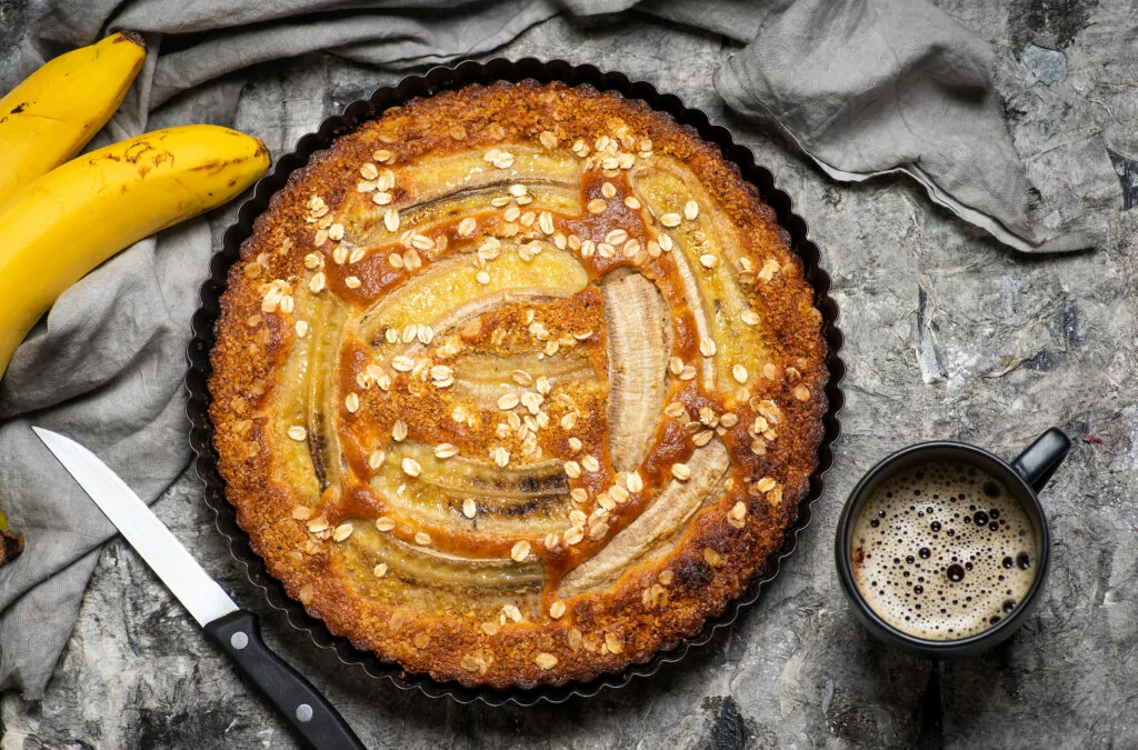 A healthy banana tart with coffee and fresh bananas
